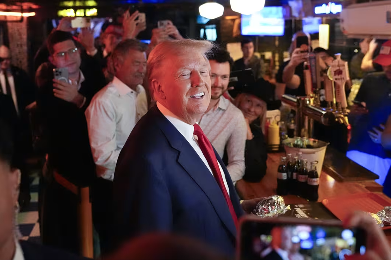 Trump realiza su primera transacción en Bitcoin en un bar de Nueva York